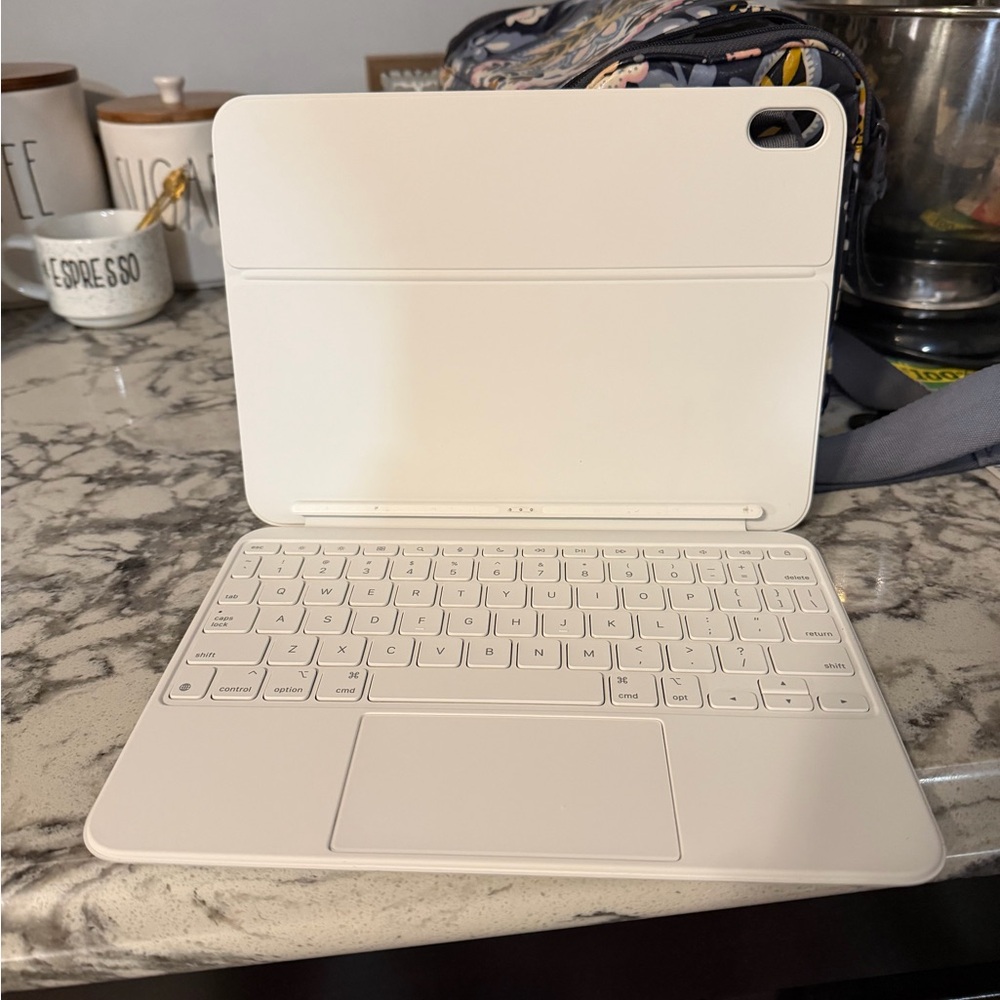 Apple Magic Keyboard for iPad 10th Gen. - Picture 6 of 6